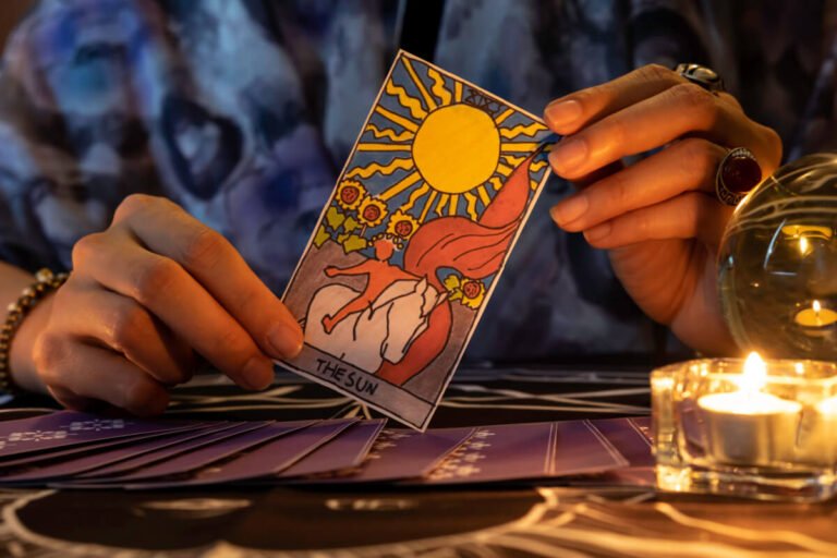 Tarot: Um Guia Completo para Explorar o Autoconhecimento e a Espiritualidade